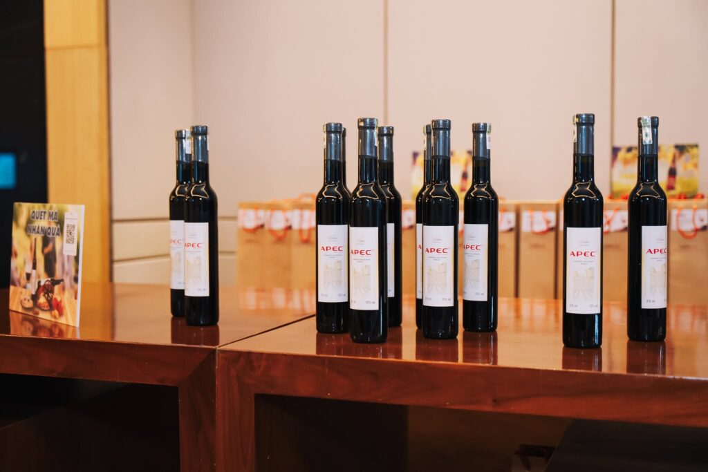 Rượu vang APEC 14th Cabernet Sauvignon & Merlot trưng bày tại sự kiện giới thiệu sản phẩm