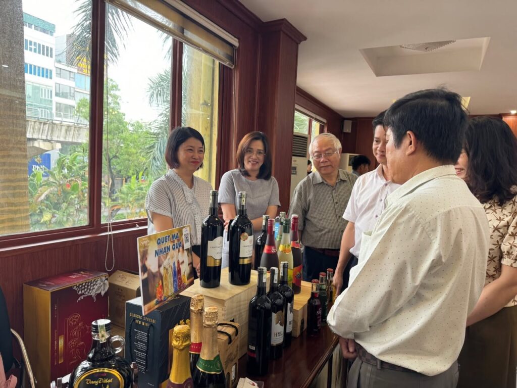Khách tham quan trải nghiệm Rượu Vang Chateau Dalat APEC Collection 2017