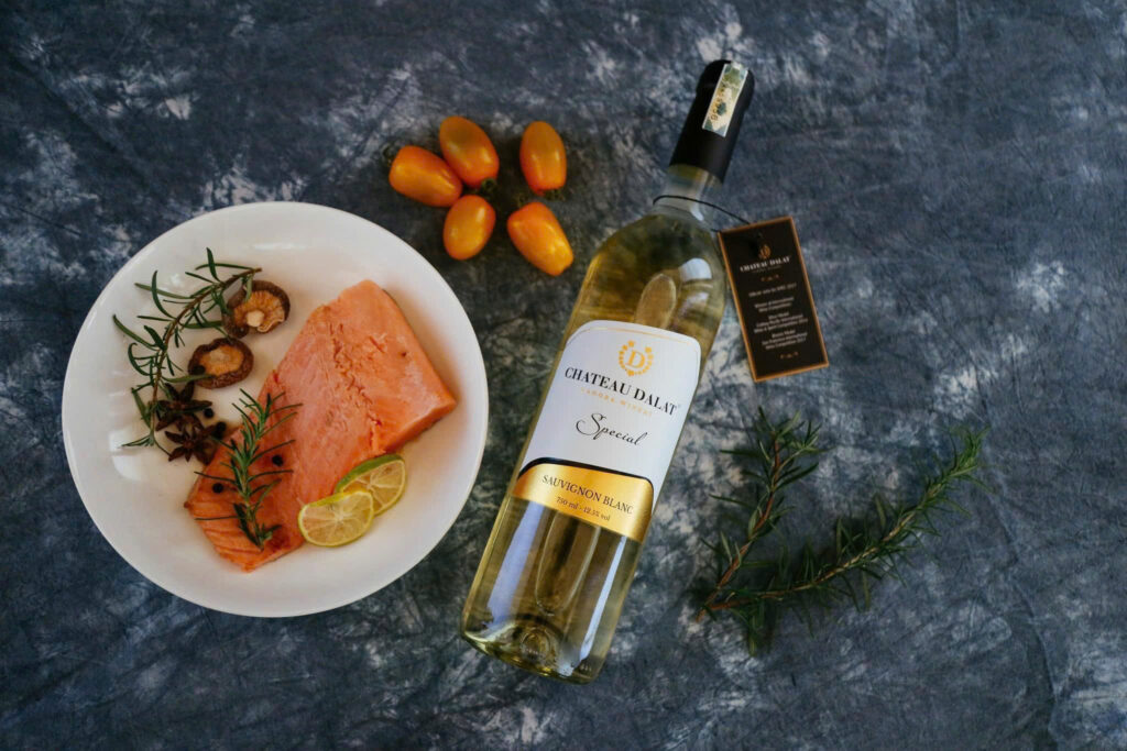 Rượu Vang Chateau Dalat Special Sauvignon Blanc dùng cùng cá hồi