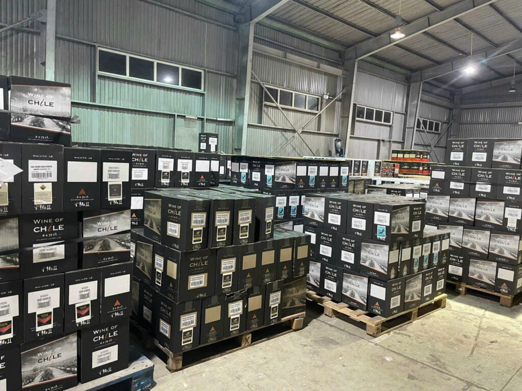 Kho hàng rượu vang Chile bảo quản trước khi phân phối