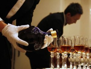 Cach Lay Vien Bi Trong Chai Ruou Chivas (1)