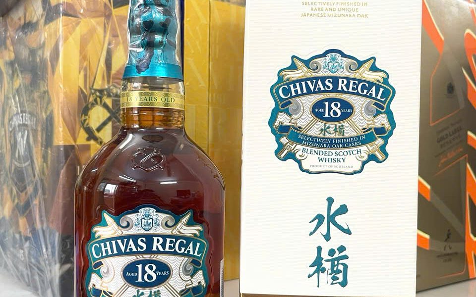 Rượu Chivas 18 Mizunara Hương Vị Đỉnh Cao Từ Thùng Gỗ Sồi Nhật Bản