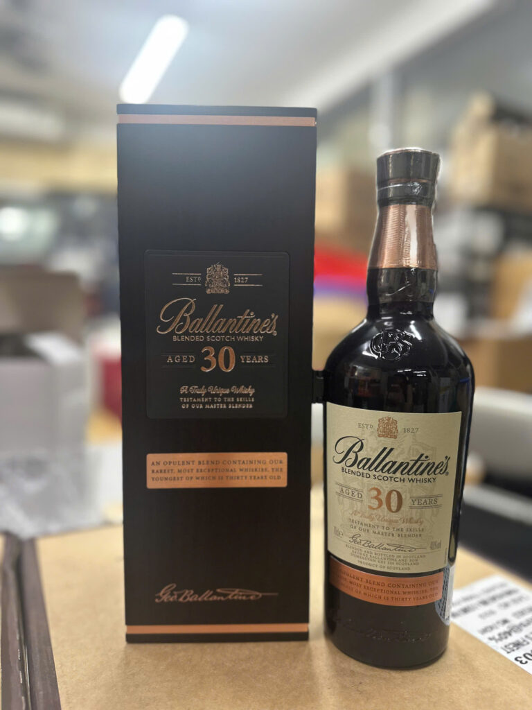 Ballantine's 30 Years Old bên trong hộp gỗ cao cấp