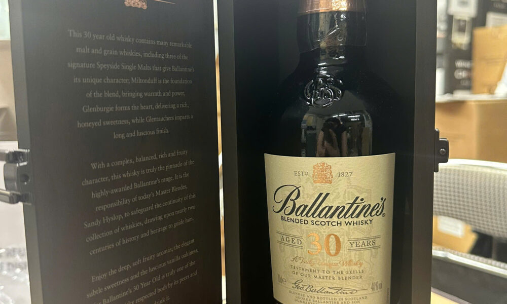 Chai Ballantine's 30 Years Old kèm hộp gỗ cao cấp