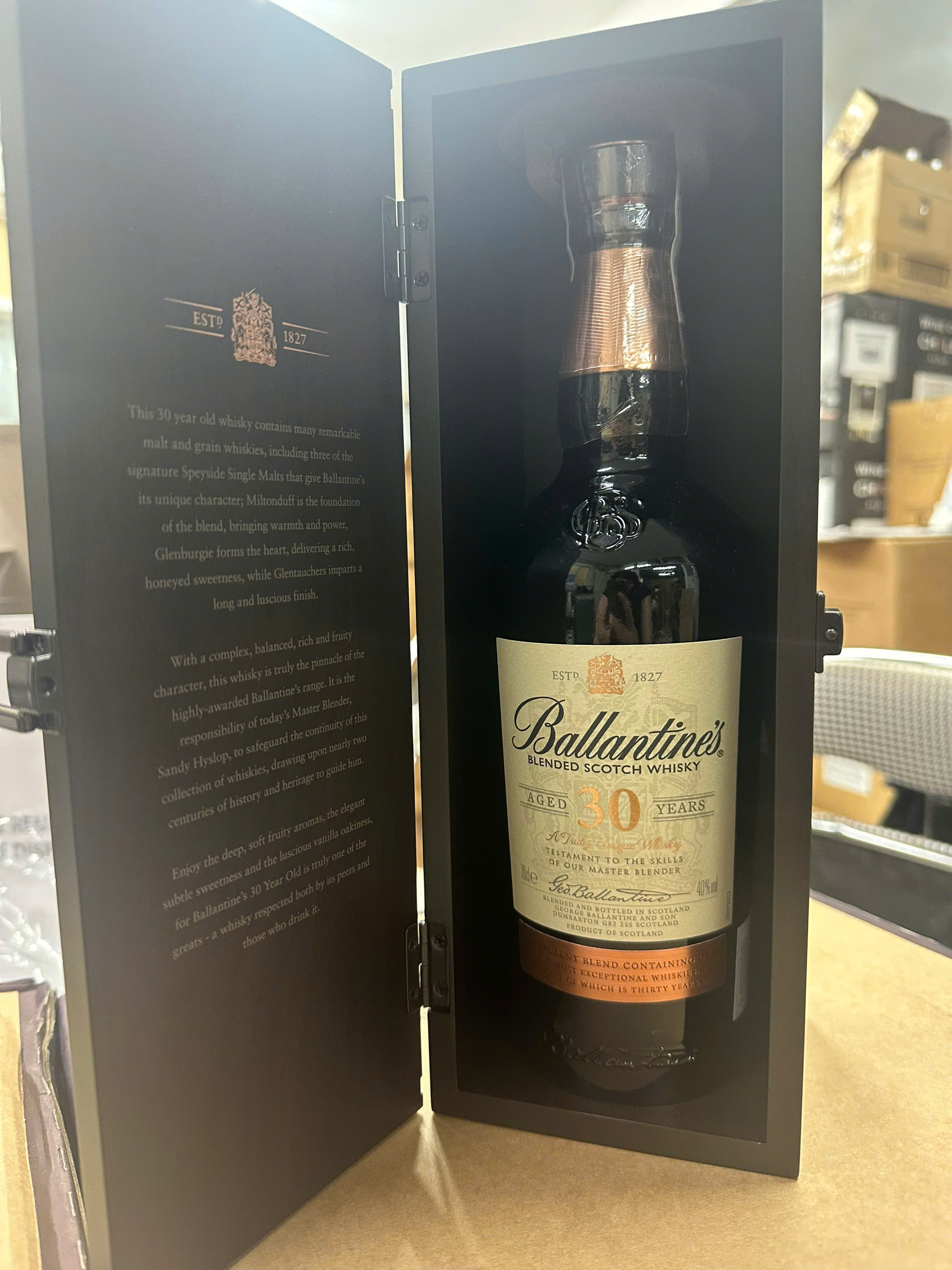 Chai Ballantine's 30 Years Old kèm hộp gỗ cao cấp