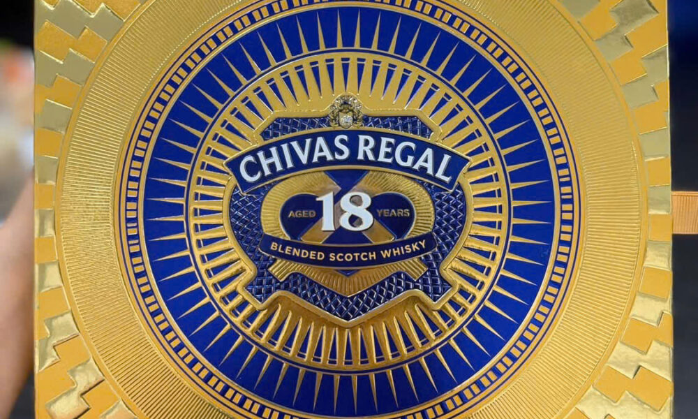 Rượu Chivas 18 quà Tết 2027 thiết kế Chivas 18 làm quà biếu Tết 2027 với hộp xanh vàng sang trọng