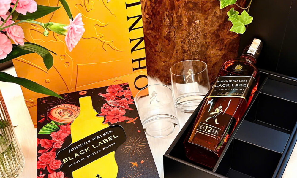 Rượu John Black quà Tết 2027 hộp vàng đen hoa đỏ cùng chai whisky và hai ly