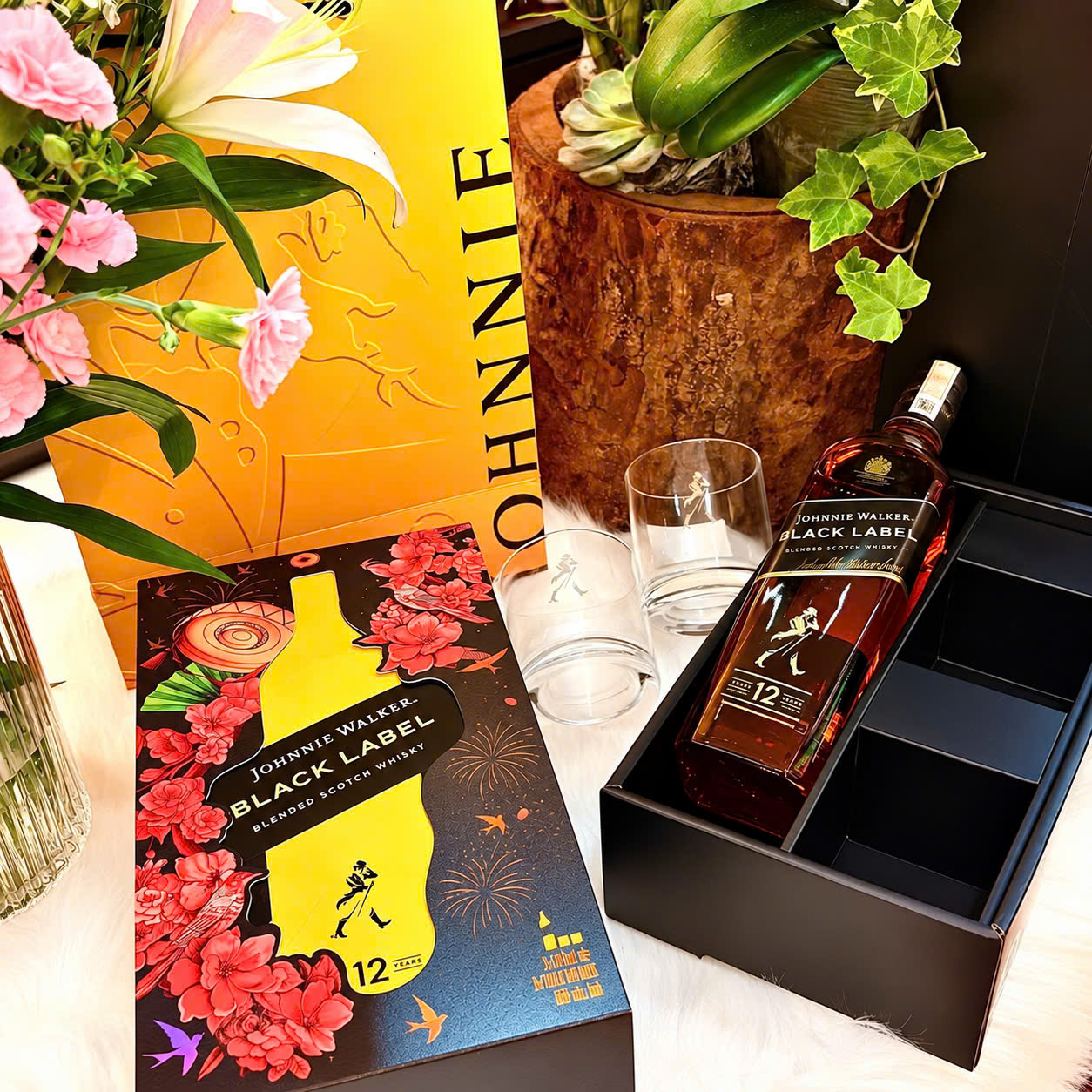 Rượu John Black quà Tết 2027 hộp vàng đen hoa đỏ cùng chai whisky và hai ly