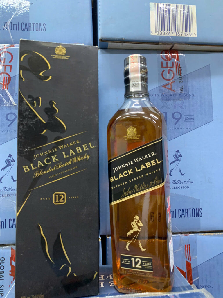 hai rượu Johnnie Walker Black Label 12 năm 750ml cùng hộp đen
