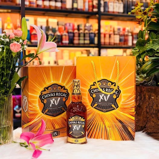 Rượu Chivas 15 quà Tết 2027 với chai Chivas Regal XV và hộp quà vàng cam