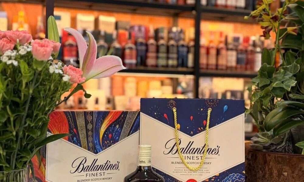 Ballantines Finest làm quà biếu Tết 2027 với túi quà họa tiết lễ hội