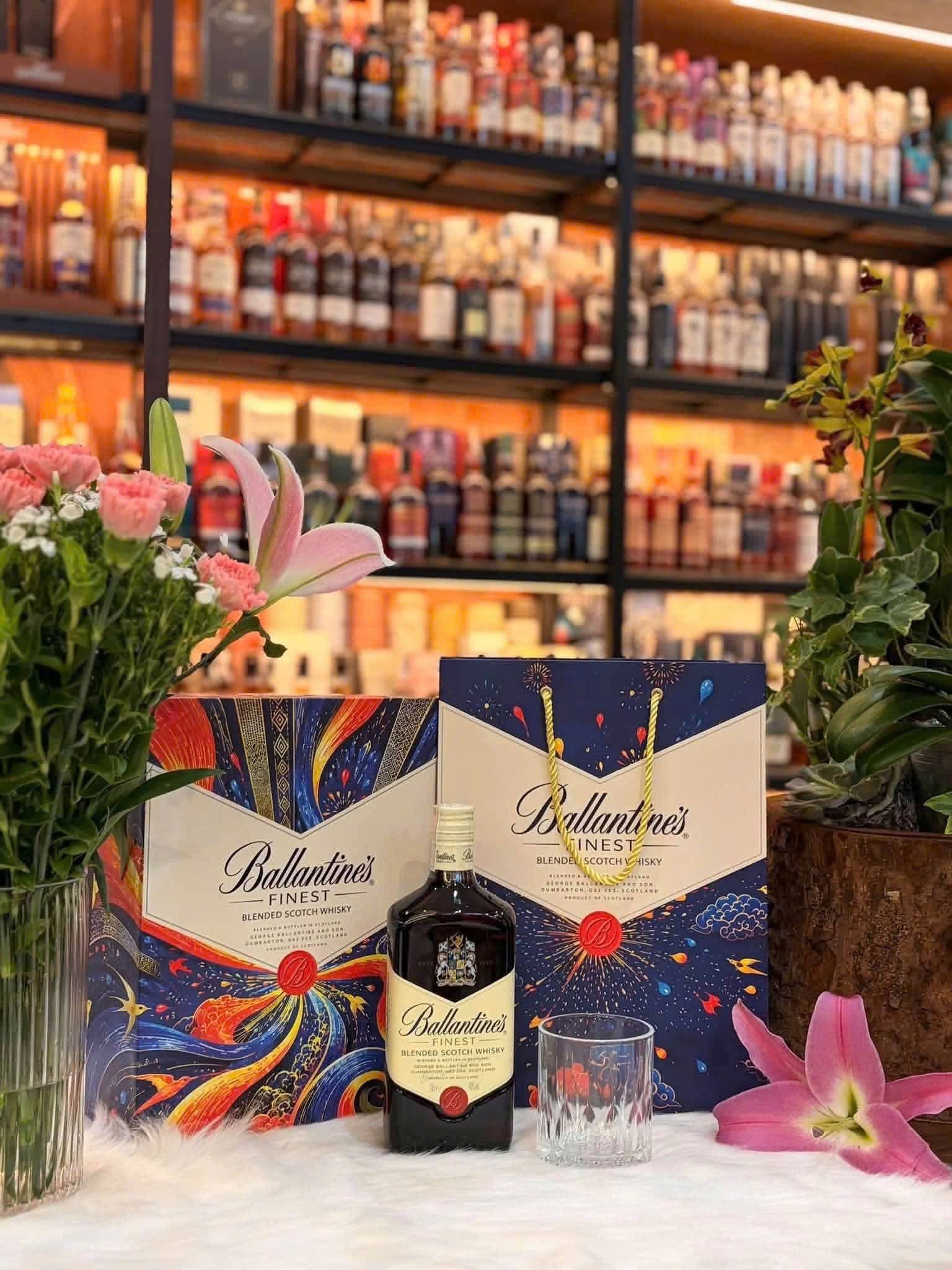 Ballantines Finest làm quà biếu Tết 2027 với túi quà họa tiết lễ hội